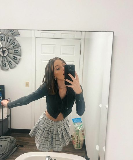 ベビーシッターオンリーファンズ ホット裸 画像