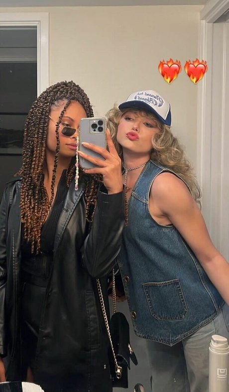 ストリップショー オンリーファンズ 無料アダルト 写真