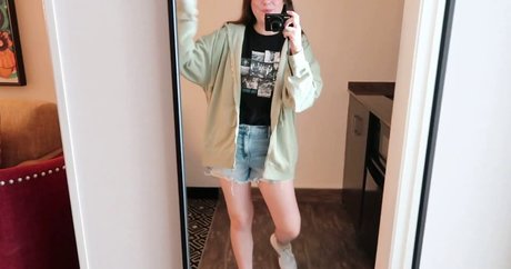 スキニーモデルオンリーファンズ セクシーヌード 写真