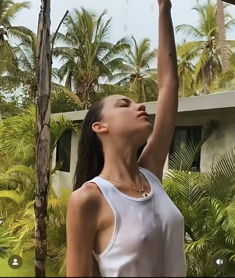 ティックトックスター オンリーファンズ セクシー 写真