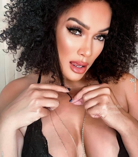 Nia Jax ポルノモデル 画像