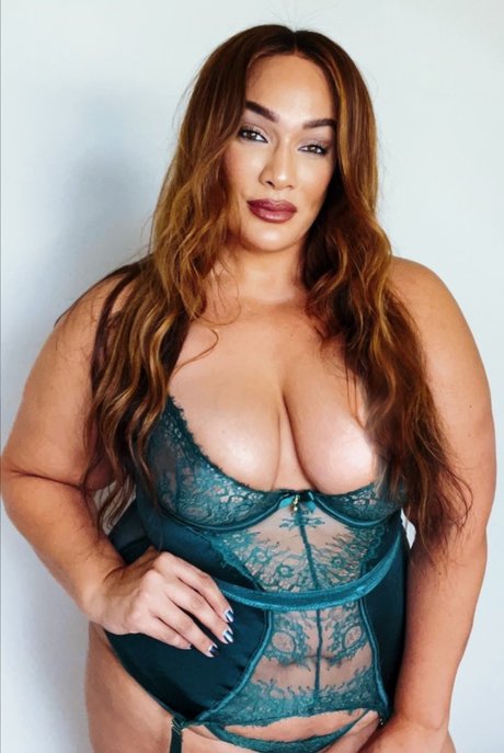 Nia Jax ポルノスター セクシー 画像