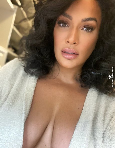 Nia Jax セックスモデル 写真