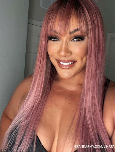 Nia Jax アダルト女優 画像