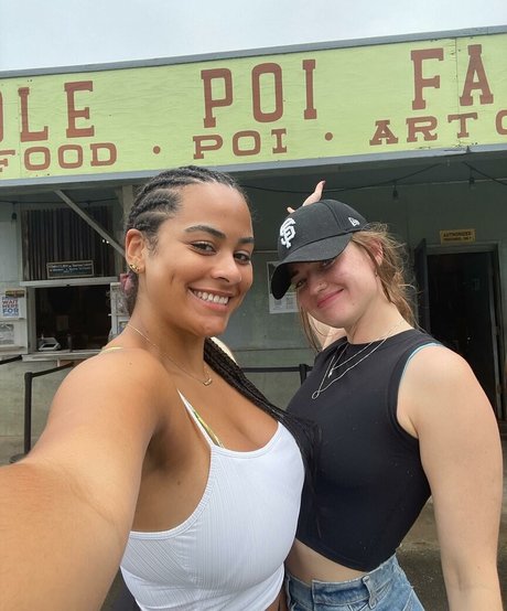 オイルを塗った巨乳オンリーファンズ ポルノ 画像