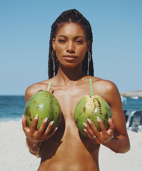 Tina Calamba スター 裸 写真