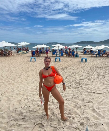 Bruna Linzmeyer 裸のモデル 写真