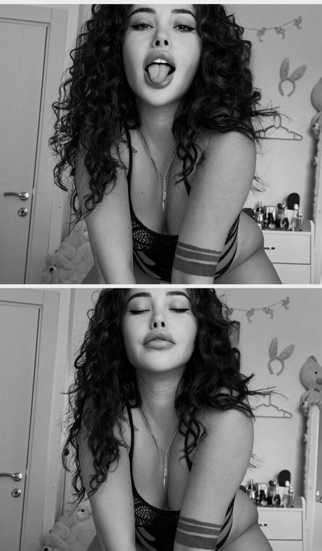 Cansu Bade Tas ヌードモデル 画像