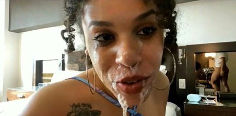 かわいいブロンドのオンリーファンズ 美しいヌード 写真