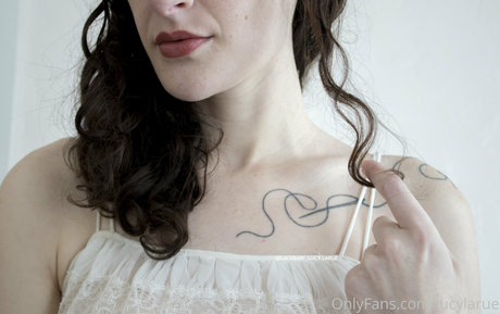 大学のアジア人オンリーファンズ セクシー裸 写真