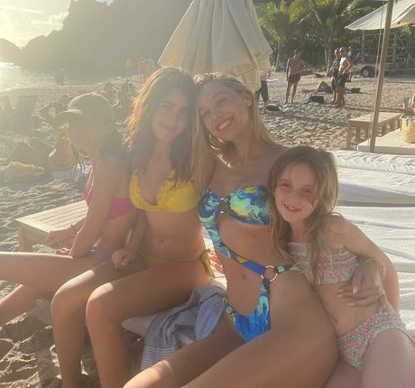 Alexis Ren ポルノ女優 写真