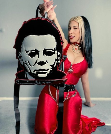 Laura Amuyus アートスター 写真