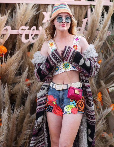 巨乳オナニーオンリーファンズ 美しいヌード 写真