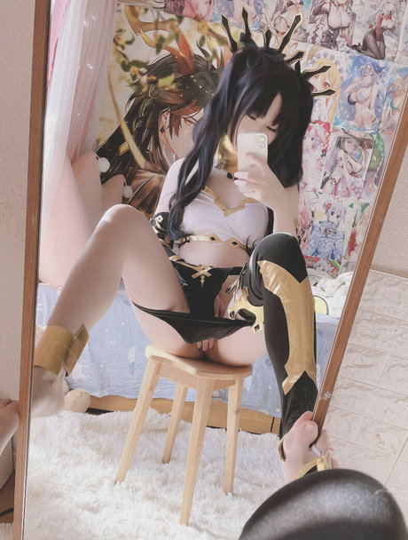 ぽっちゃりブロンドのオンリーファンズ セクシーヌード 写真