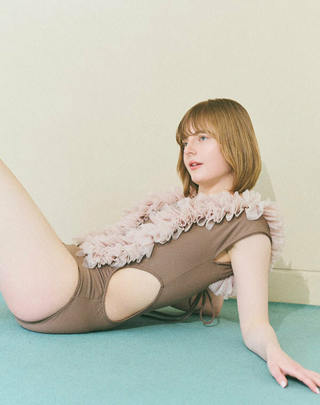 曲線美のブロンドオンリーファンズ ポルノ 画像