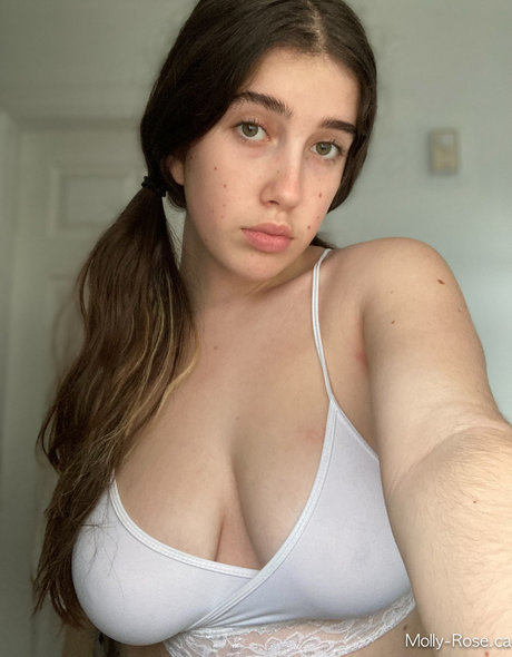 小さなおっぱいオンリーファンズ ホット裸 画像