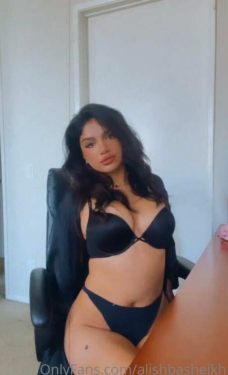 Alishbasheikh ヌード女優 ギャラリー