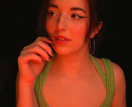 モデル オンリーファンズ 無料アダルト 写真