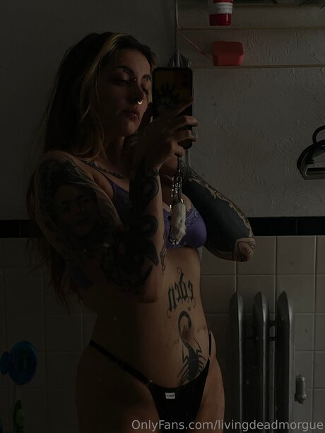 ヌード熟女オンリーファンズ ポルノ 写真