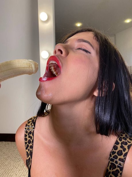 パイズリ オンリーファンズ 無料セクシー 写真