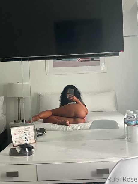 成熟したラテン系オンリーファンズ 無料ヌード 画像