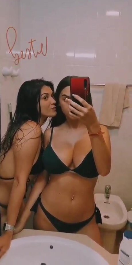 巨乳ストリップオンリーファンズ ホットセクシー 写真