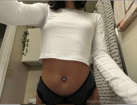 Kinsley Wyatt エロティックなポルノスター 写真