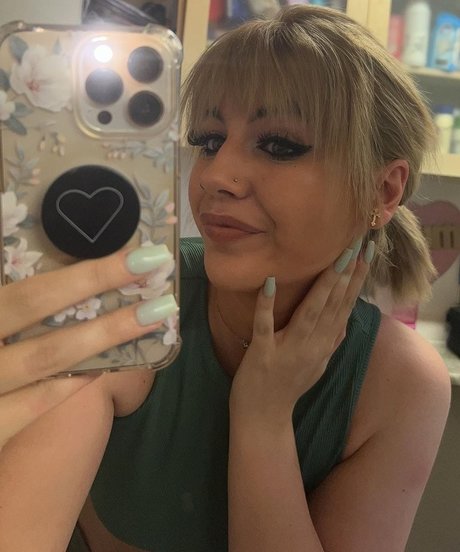 お尻を広げるオンリーファンズ ポルノ ギャラリー