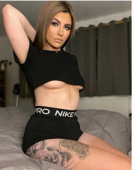 オイルを塗った巨乳オンリーファンズ 無料裸 画像