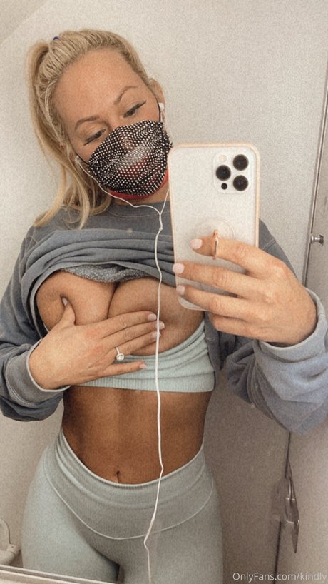 ストリップショー オンリーファンズ 無料セクシー 写真