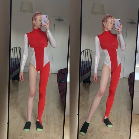 ティーンフィンガリングオンリーファンズ アート裸 写真