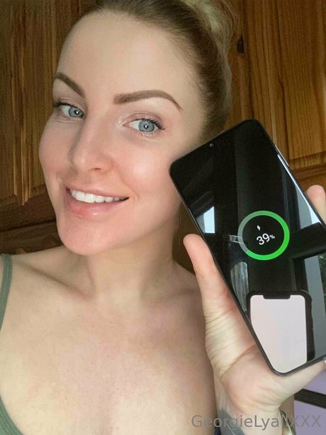 ブルネットの小柄なオンリーファンズ ポルノ 写真