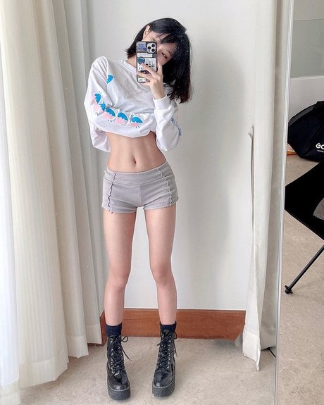 曲線美のランジェリーオンリーファンズ アート裸 写真