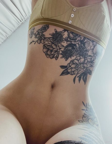 ティックトックスター オンリーファンズ 美しい裸 写真