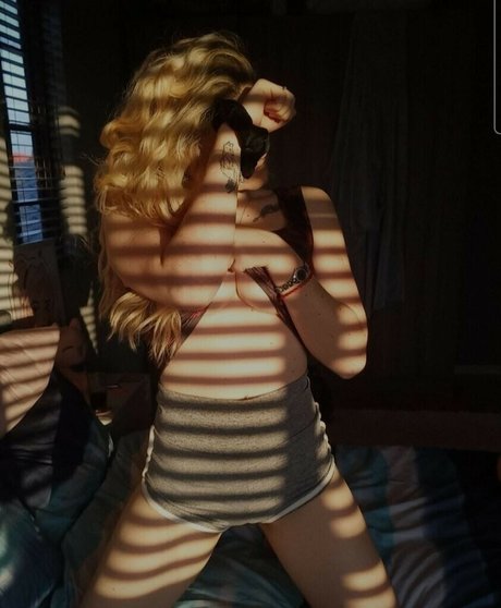 オイルを塗ったおっぱいオンリーファンズ ポルノ ギャラリー