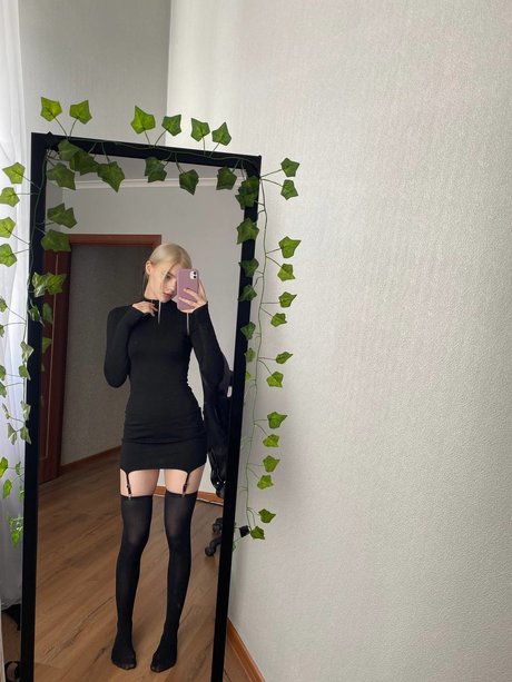 ゴス・ポーグ・オンリーファンズ セクシーヌード 写真