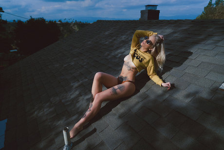 毛深い熟女オンリーファンズ アダルト 写真