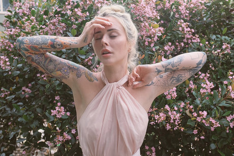 ニューハーフの乗馬オンリーファンズ ヌード 写真