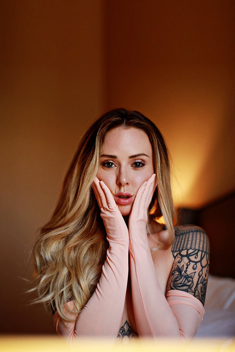 毛深いレズビアンオンリーファンズ 美しいポルノ 写真