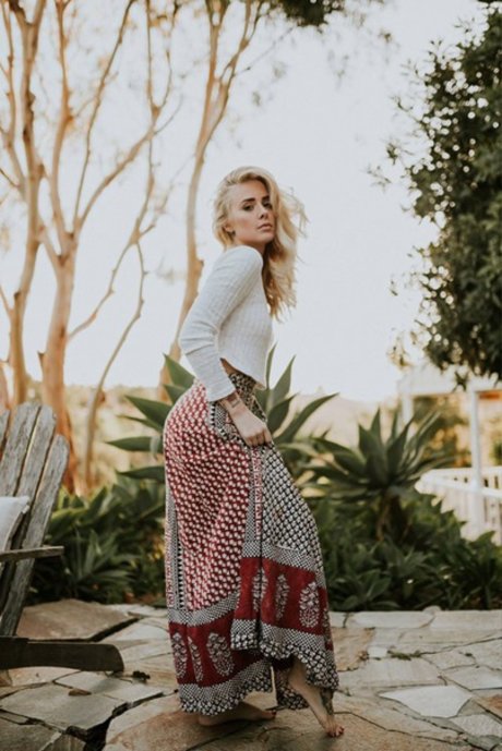 金髪チアリーダーオンリーファンズ ポルノグラフィック 写真