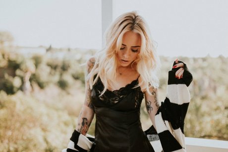 お尻を広げるオンリーファンズ ポルノ 写真