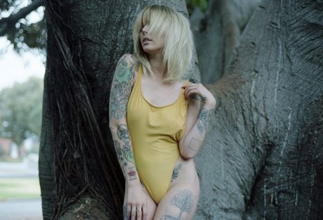 レズビアンオンリーファンズ ホットxxx 画像