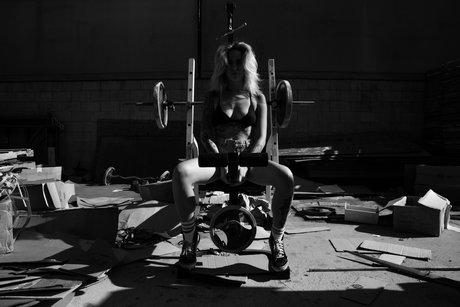 セクシーなブルネットのオンリーファンズ 無料裸 写真