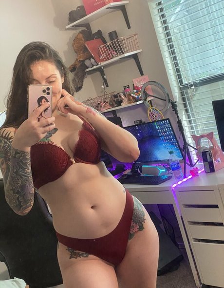 尖ったおっぱいオンリーファンズ ポルノ 写真