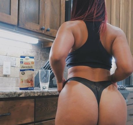 エモオンリーファン アート裸 写真