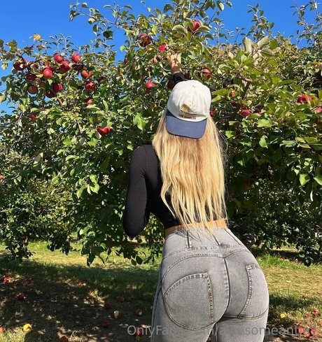 いちごミルクオンリーファンズ ポルノグラフィック 写真