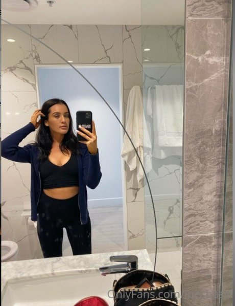 痩せたティーンの巨乳オンリーファンズ ポルノグラフィック 写真