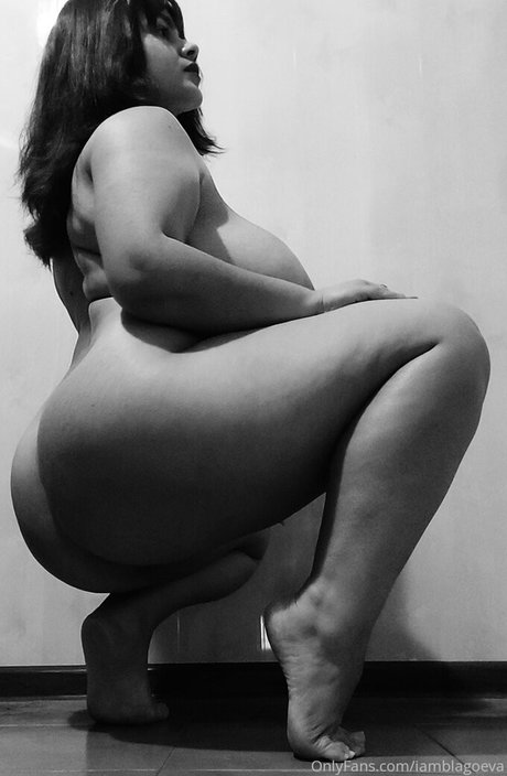 大きなプッシー唇オンリーファンズ セクシーヌード 写真