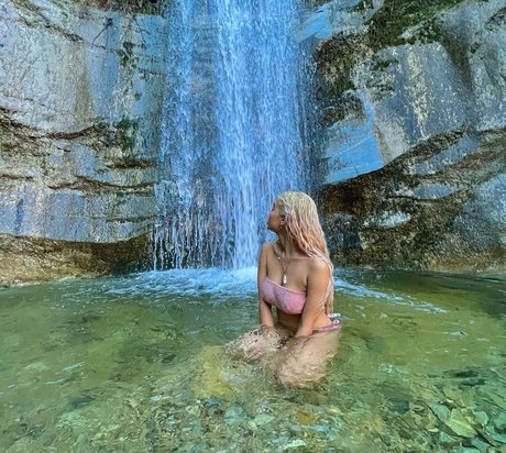 イギリスのおばあちゃんオンリーファンズ アダルト 写真