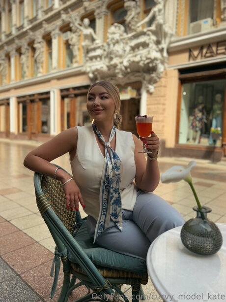 curvy model kate アダルトモデル 写真